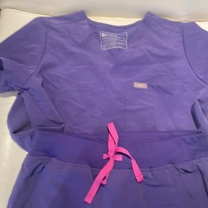 Figs limited edition purple with pink detail scrub set. Top XS Bottom S/ Tall